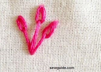 这是一个懒惰的雏菊针迹，带有长长的直针，其茎 - 懒的雏菊花绣花设计