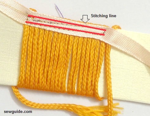 在包裹的线的顶部缝制缎带以使边缘