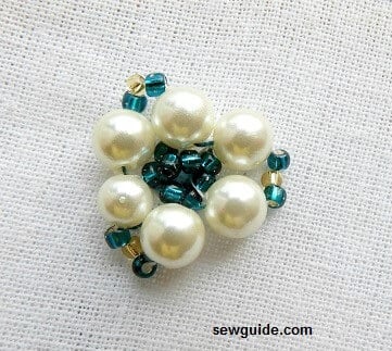 珍珠刺绣花，充满不同颜色的小种子珠