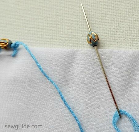缝制串珠的装饰边缘缝线 - 将针头与珠子之间螺纹