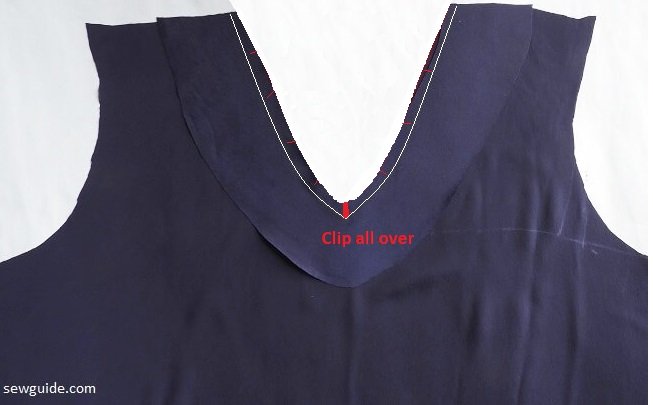 领口处的接缝津贴剪辑标记以使转弯平滑