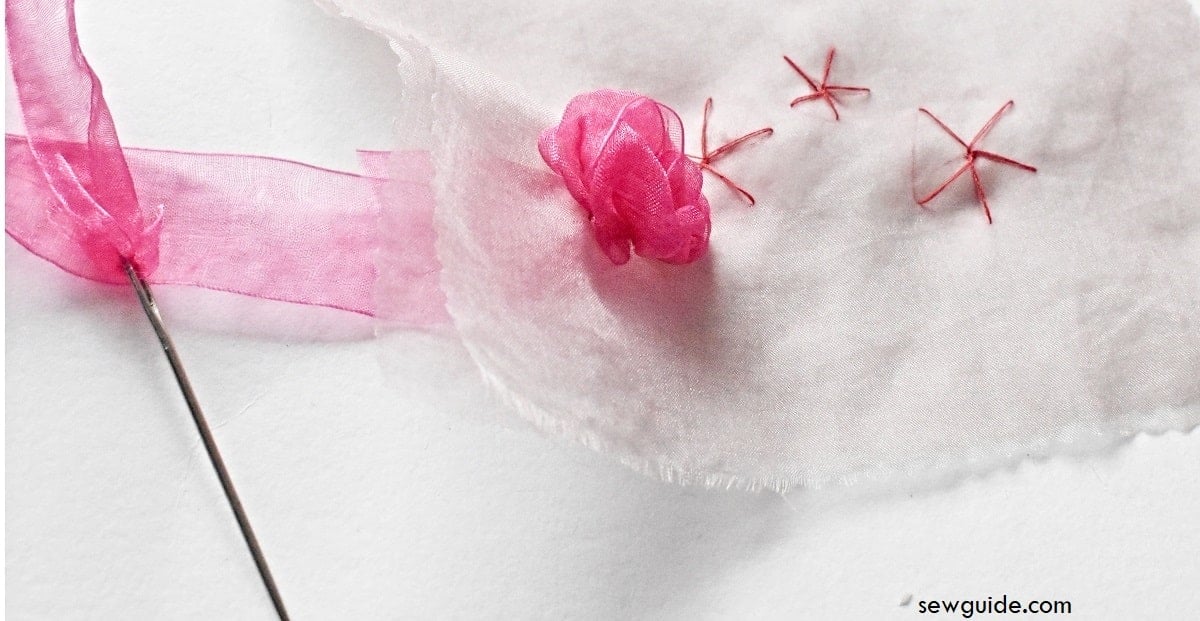 继续通过直缝线编织，形成丝带玫瑰