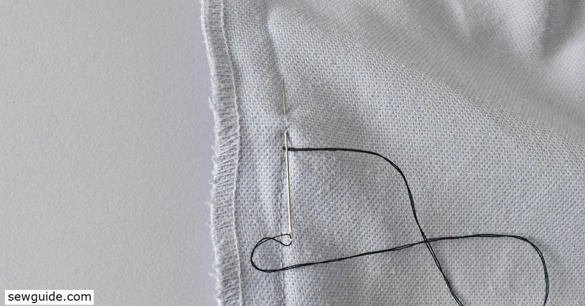 将小针脚向上缝制，然后将针伸到缝线线上的缝线上。