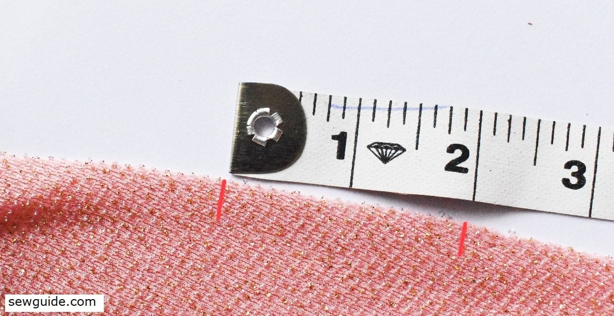 2英寸在氨纶织物边缘上标记以检查拉伸